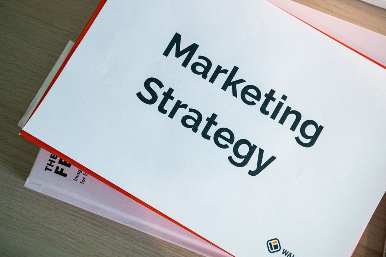Un document de stratégie marketing présenté sur un bureau, illustrant les essentiels de la planification d’entreprise.